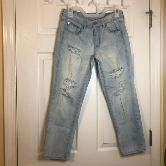 AMERICAN Eagle Boy Crop Distressed Light Wash Jeans Womens Size 2R - Picture 1 of 8